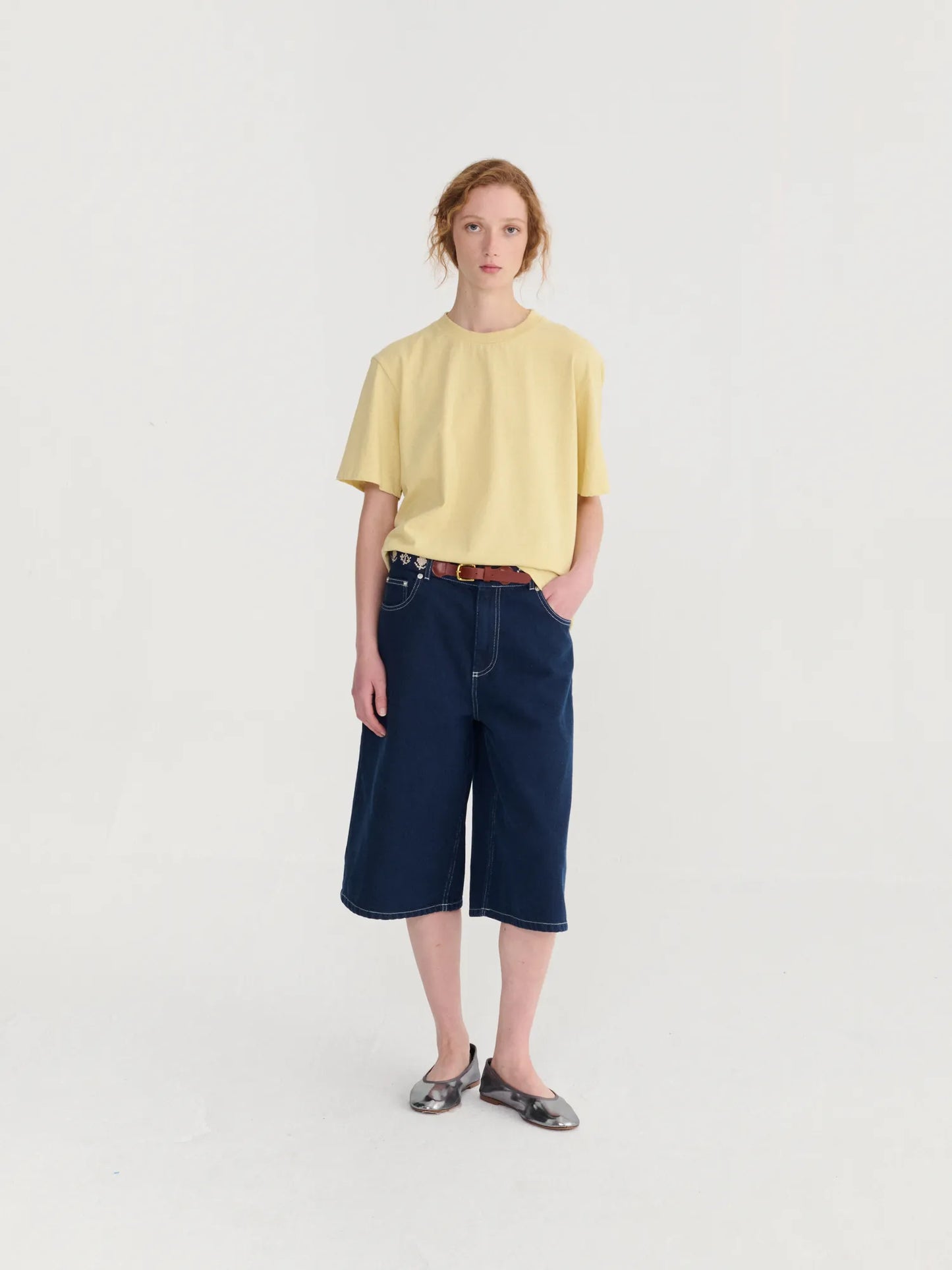 Contrast-stitching denim bermuda