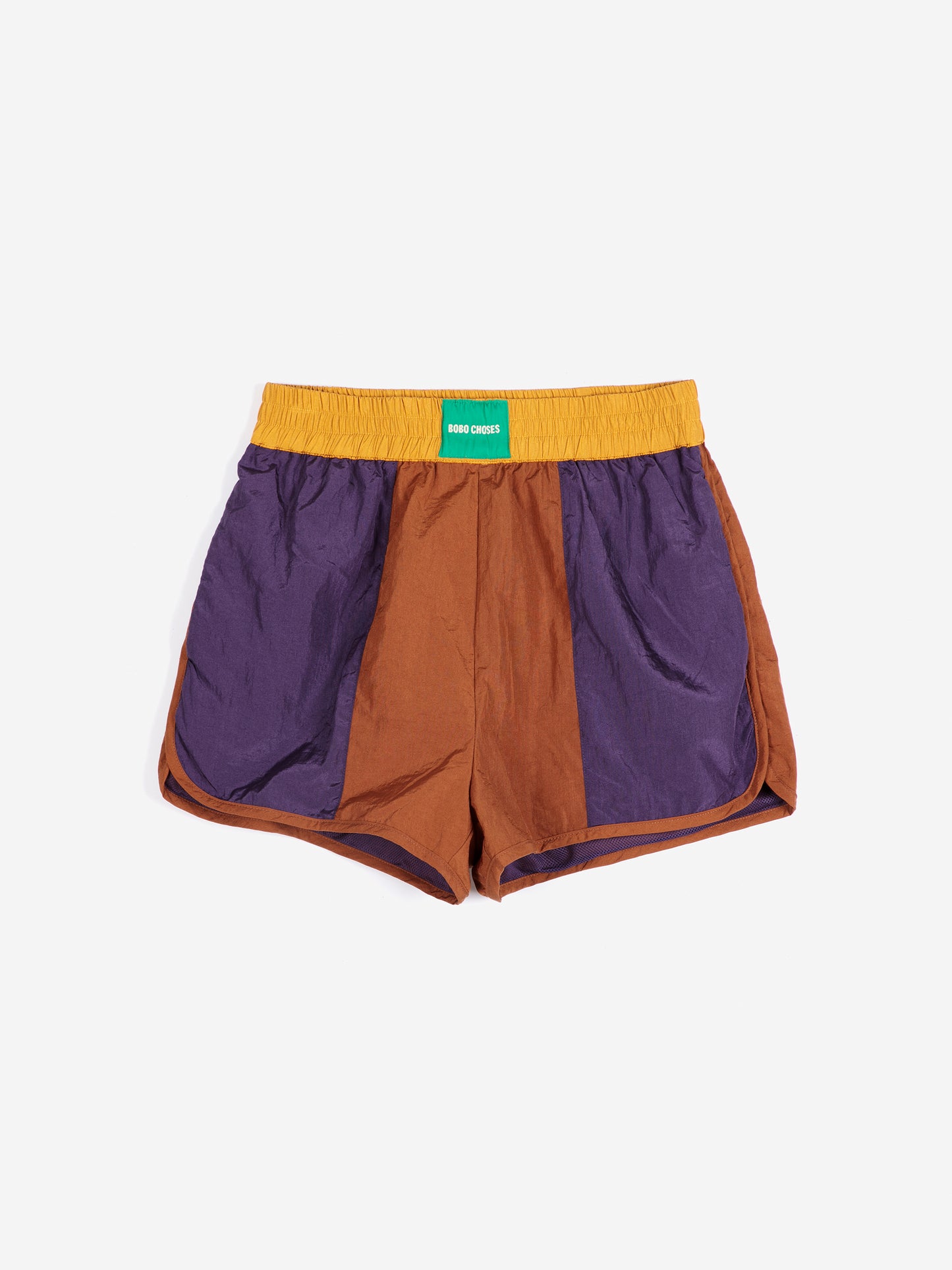 Pantalón corto de nylon en estilo color block y acabado brillante