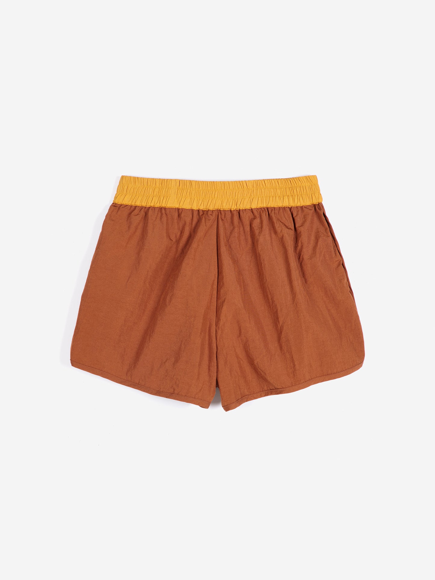 Pantalón corto de nylon en estilo color block y acabado brillante